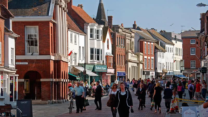 jovenes con monitor en chichester ciudad